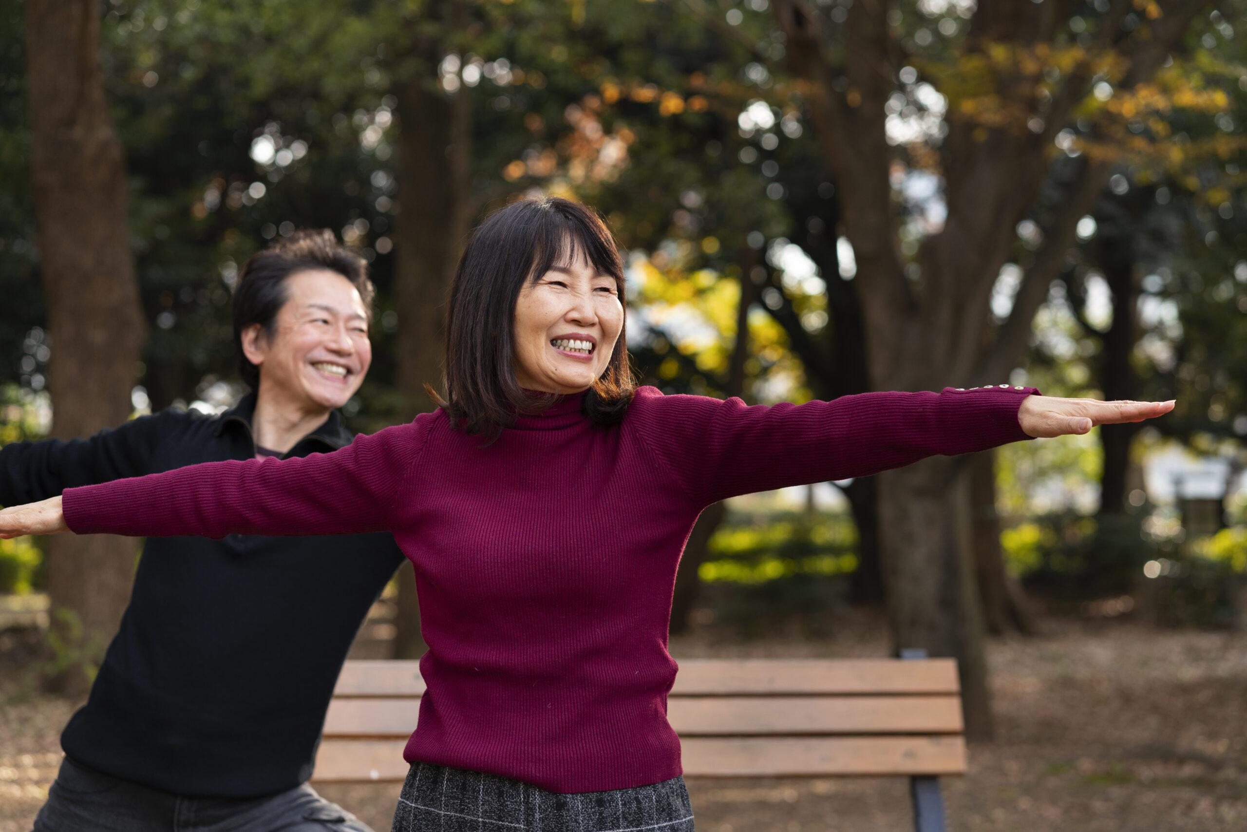 medium-shot-smiley-people-park